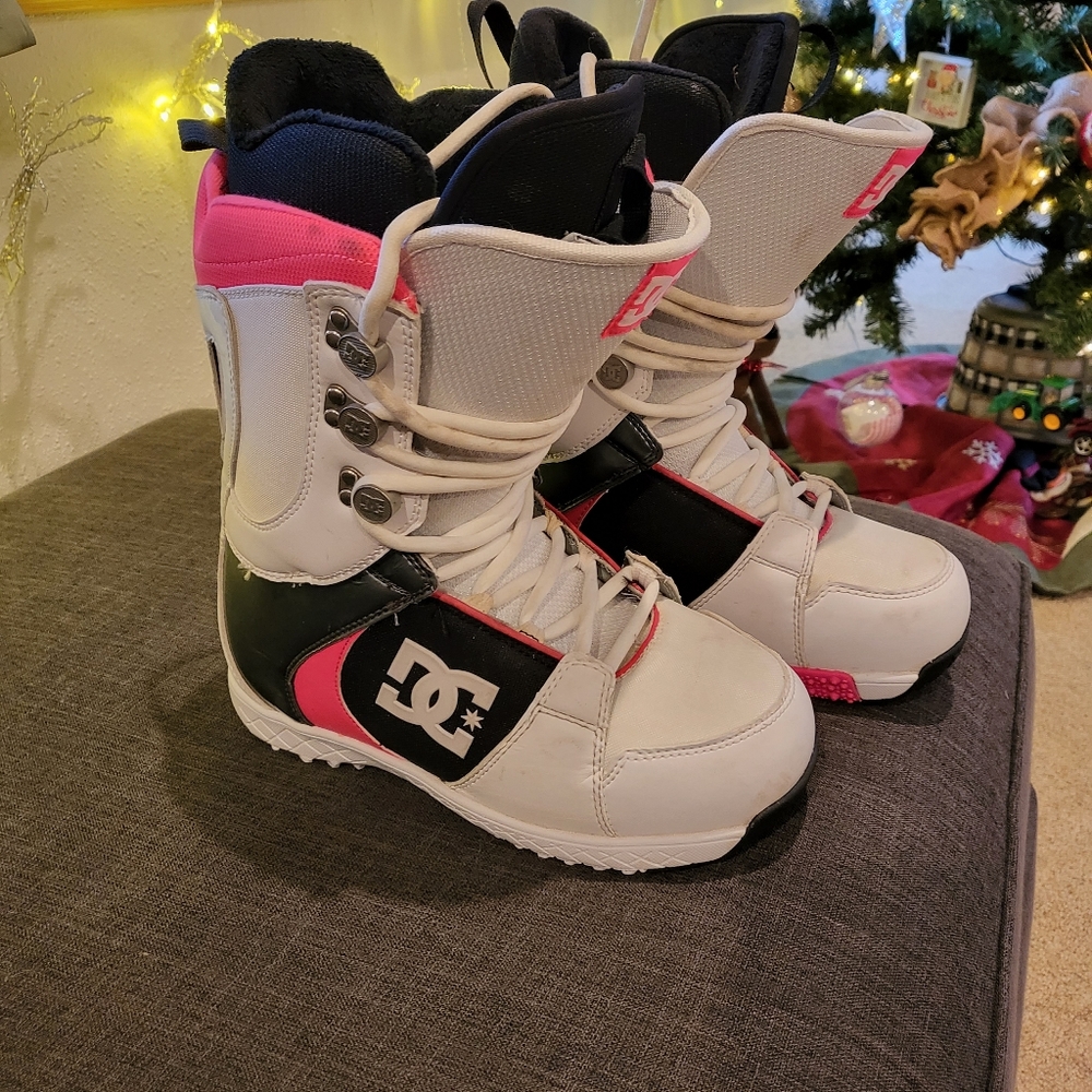 Snowboarding boots